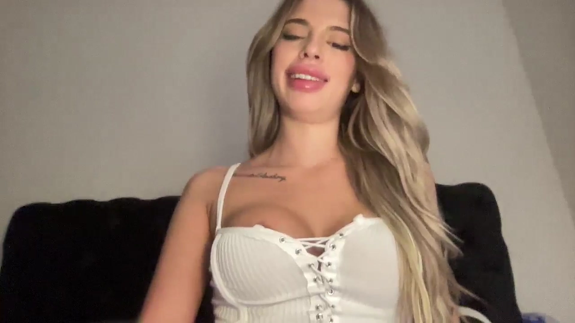 Gallery image thumbnail from aryaaxo's myfreecams stream on, 02/11/2026, 08:07 image 18 of 20