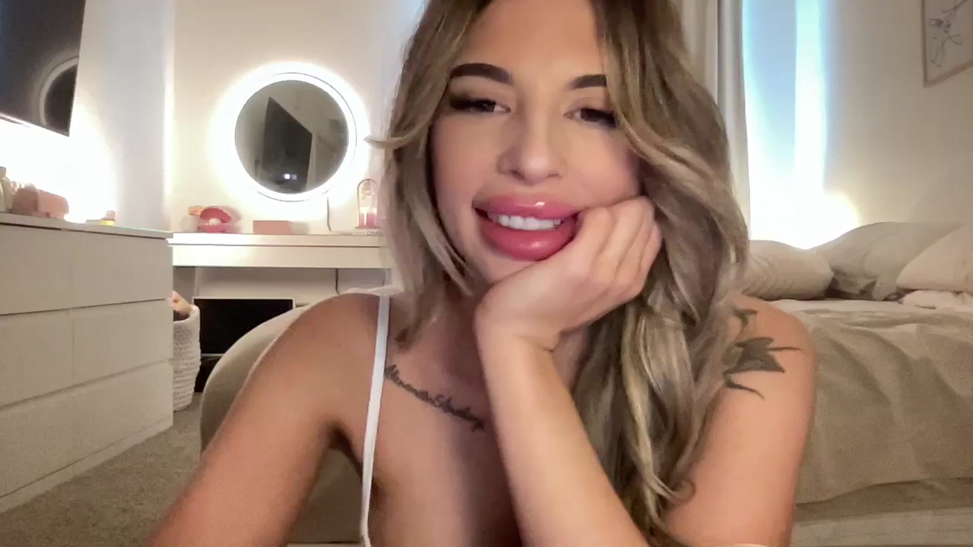 Gallery image thumbnail from aryaaxo's myfreecams stream on, 02/17/2026, 22:27 image 6 of 20