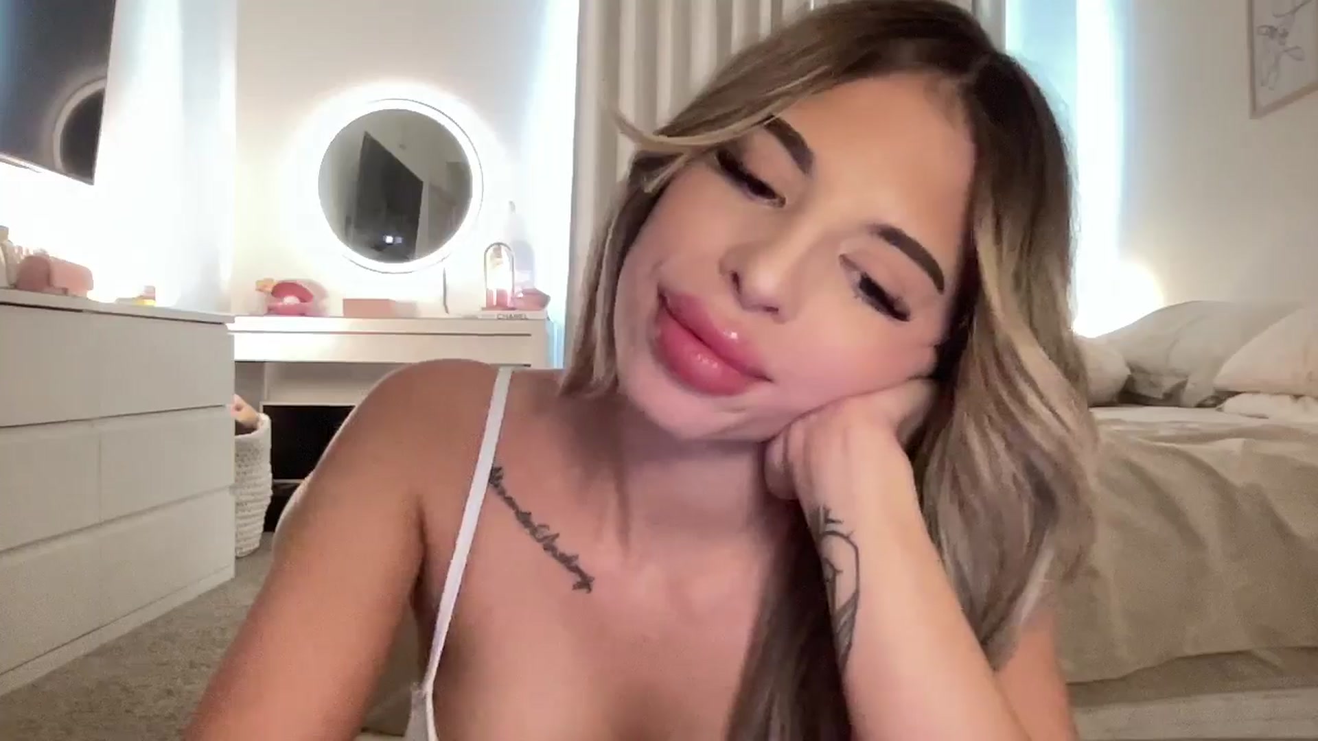 Gallery image thumbnail from aryaaxo's myfreecams stream on, 02/17/2026, 22:27 image 7 of 20