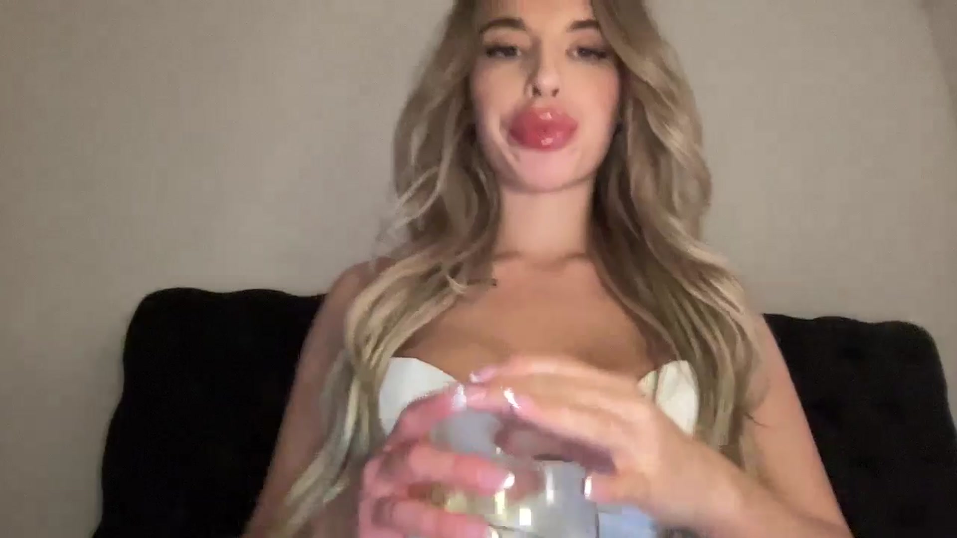 Gallery image thumbnail from aryaaxo's myfreecams stream on, 02/18/2026, 06:13 image 6 of 20