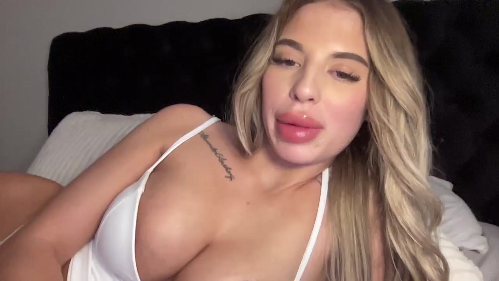 Gallery image thumbnail from aryaaxo's myfreecams stream on, 02/18/2026, 07:10 image 13 of 20