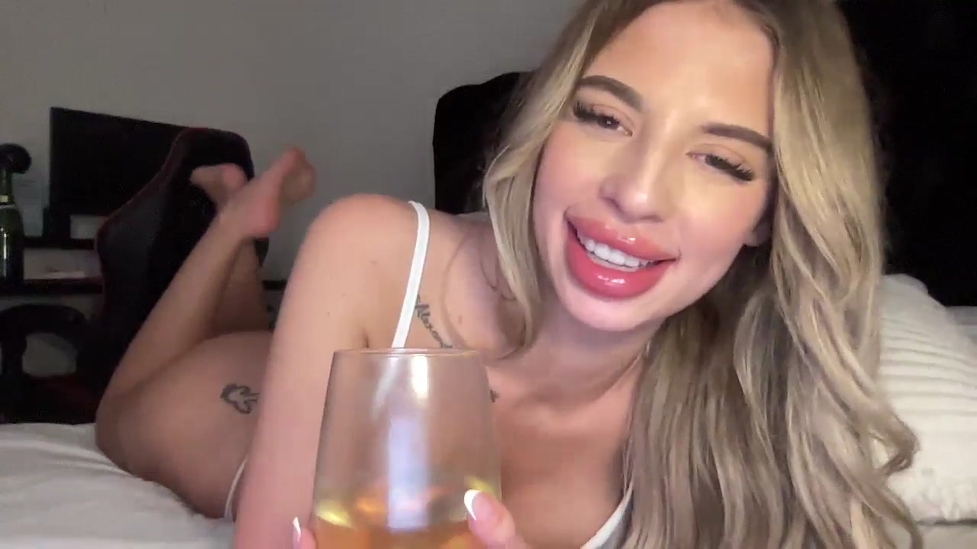 Gallery image thumbnail from aryaaxo's myfreecams stream on, 02/18/2026, 07:10 image 17 of 20
