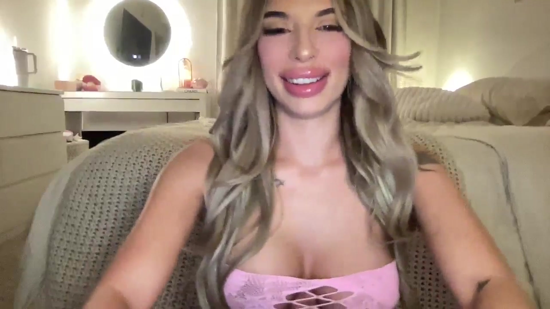 Gallery image thumbnail from aryaaxo's myfreecams stream on, 02/21/2026, 05:58 image 6 of 20