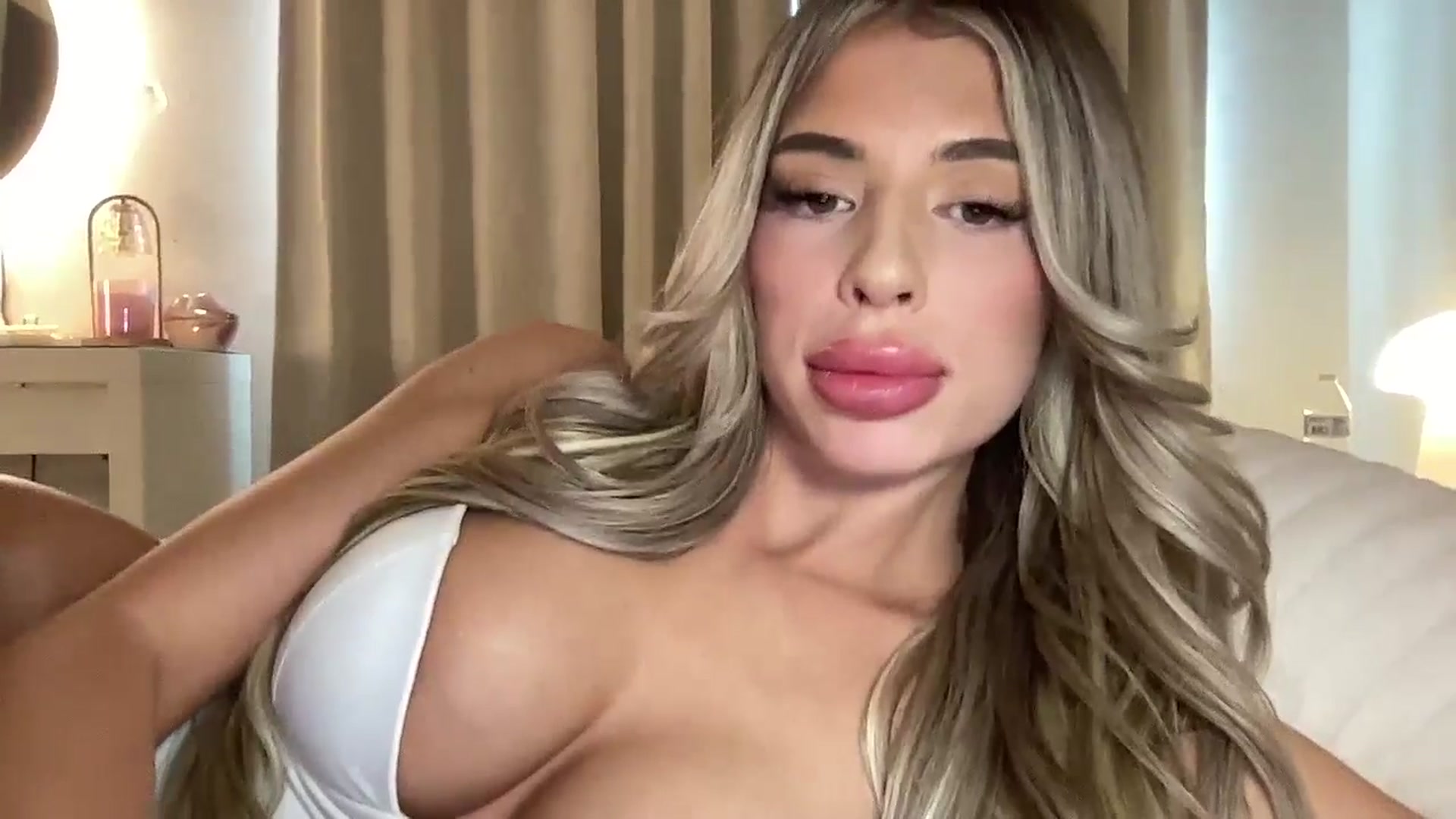 Gallery image thumbnail from aryaaxo's myfreecams stream on, 04/13/2026, 20:25 image 11 of 20