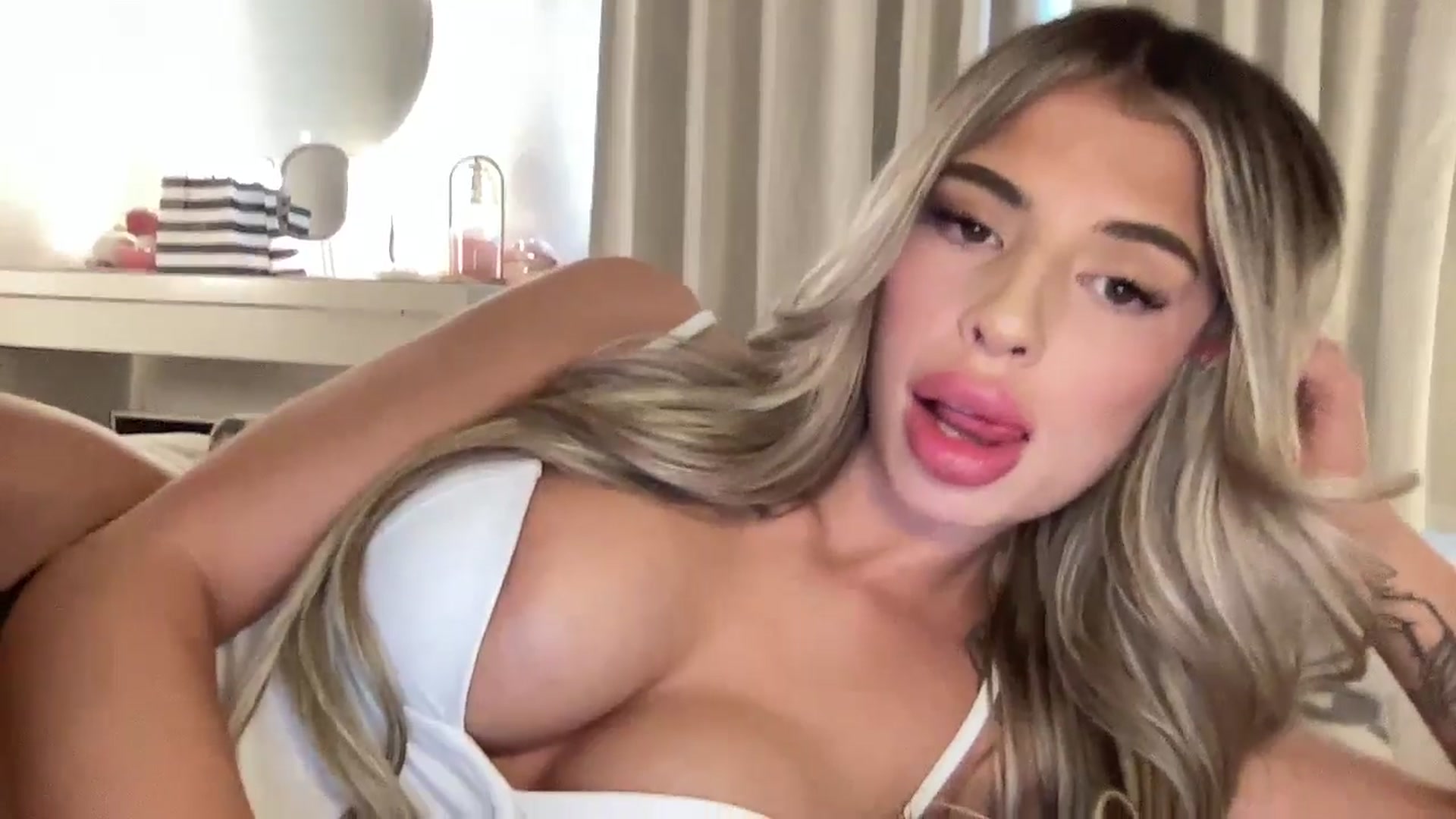 Gallery image thumbnail from aryaaxo's myfreecams stream on, 04/13/2026, 21:15 image 2 of 20