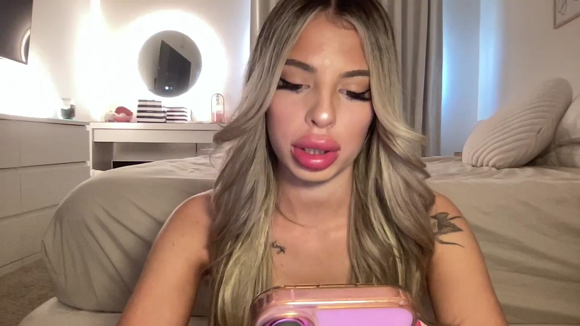Gallery image thumbnail from aryaaxo's myfreecams stream on, 04/15/2026, 19:53 image 4 of 20