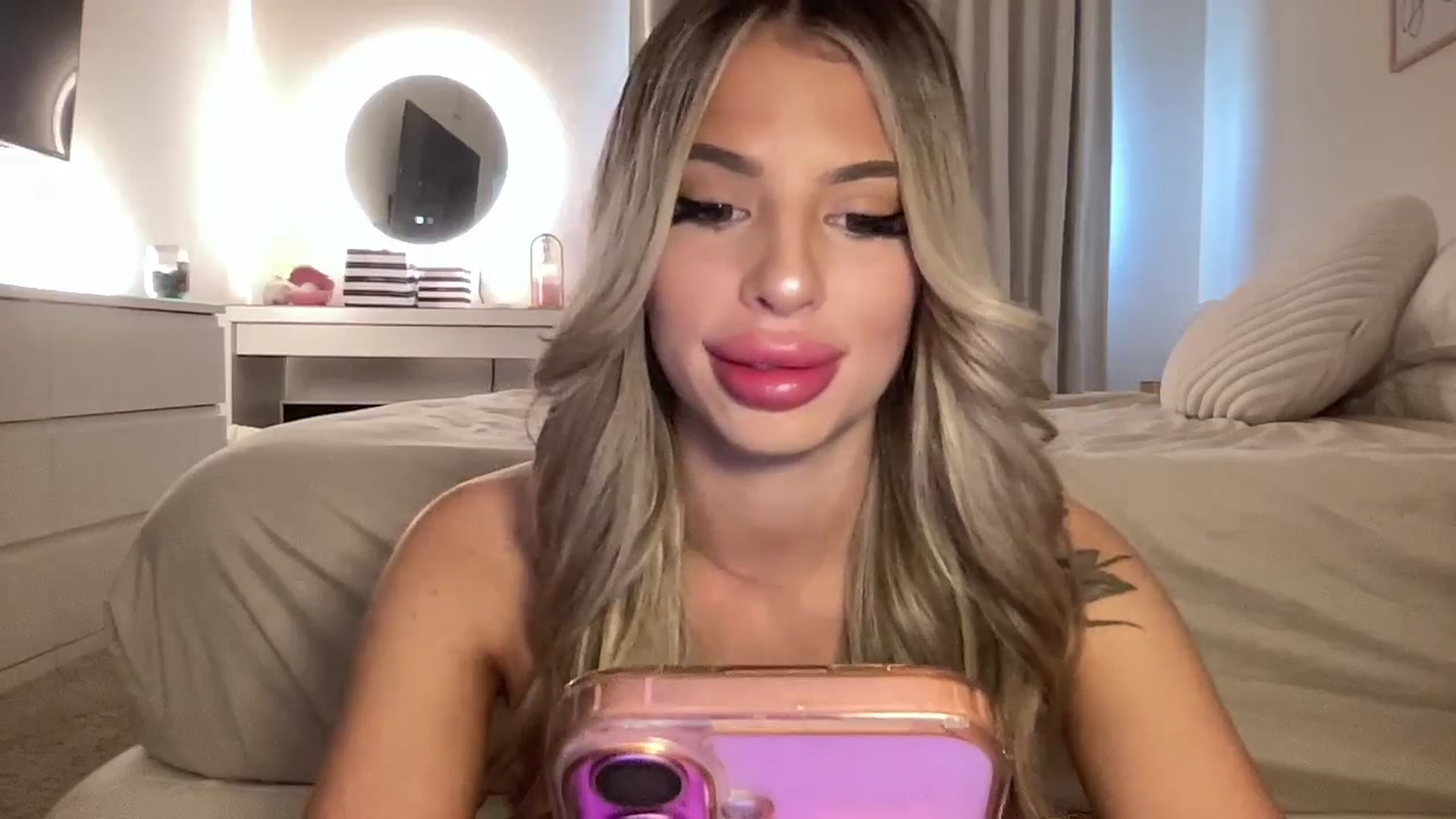 Gallery image thumbnail from aryaaxo's myfreecams stream on, 04/15/2026, 19:53 image 2 of 20