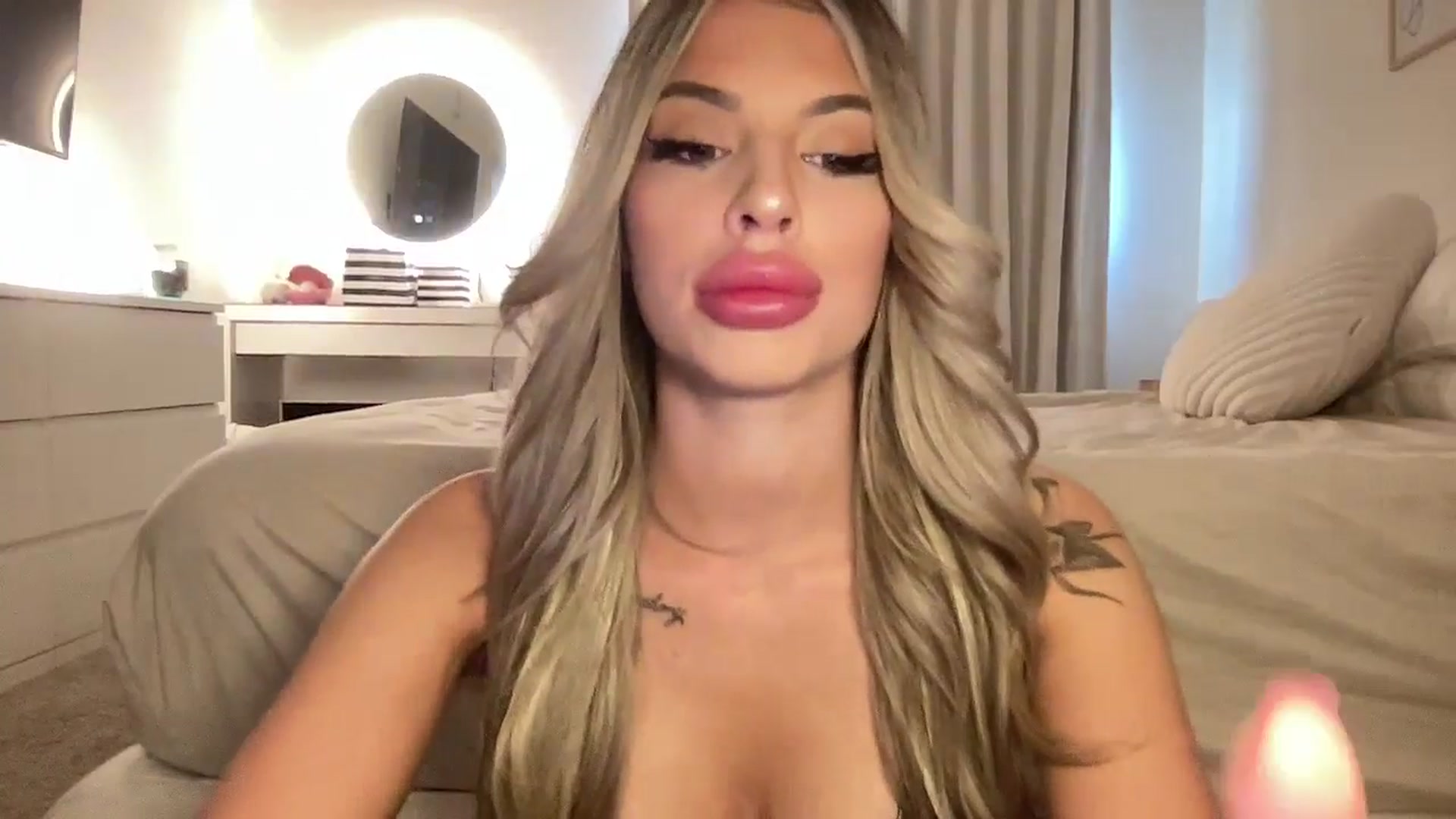 Gallery image thumbnail from aryaaxo's myfreecams stream on, 04/15/2026, 19:53 image 3 of 20