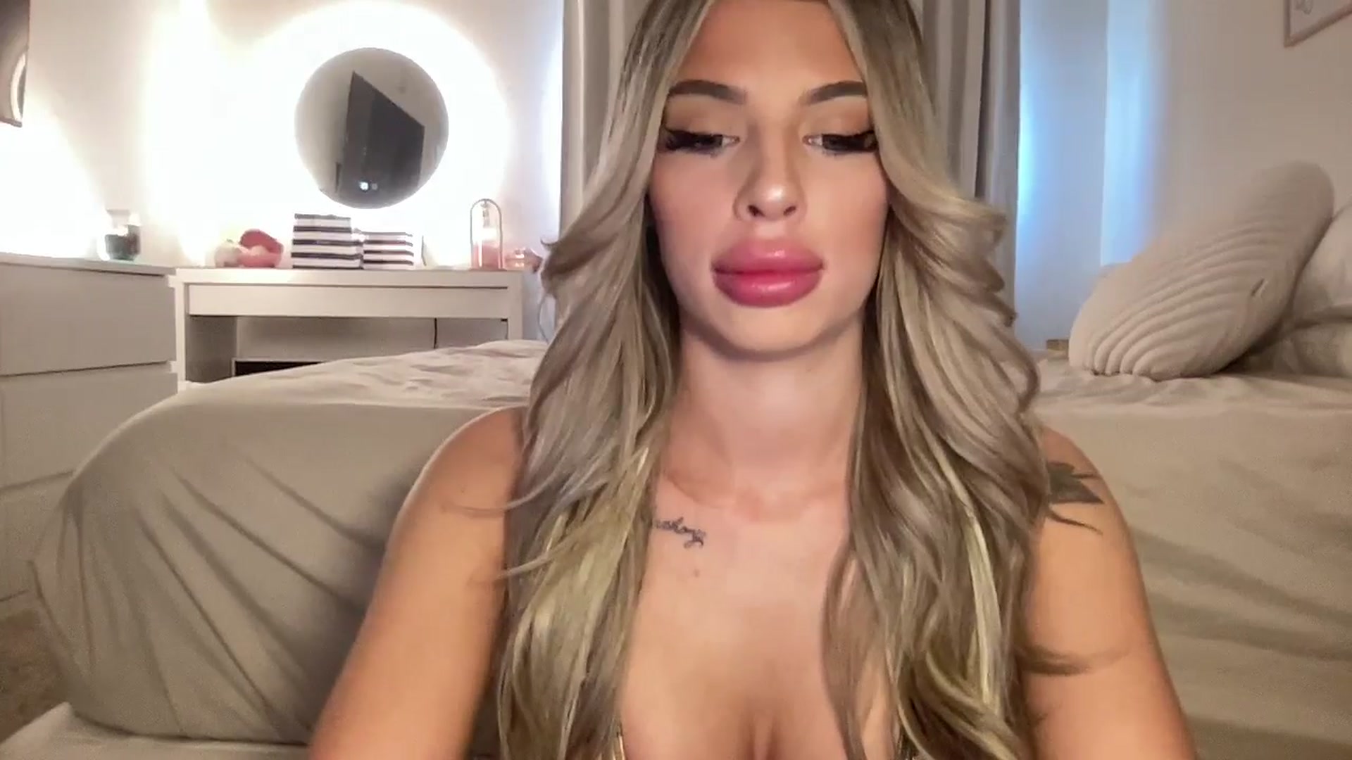 Gallery image thumbnail from aryaaxo's myfreecams stream on, 04/15/2026, 19:53 image 6 of 20