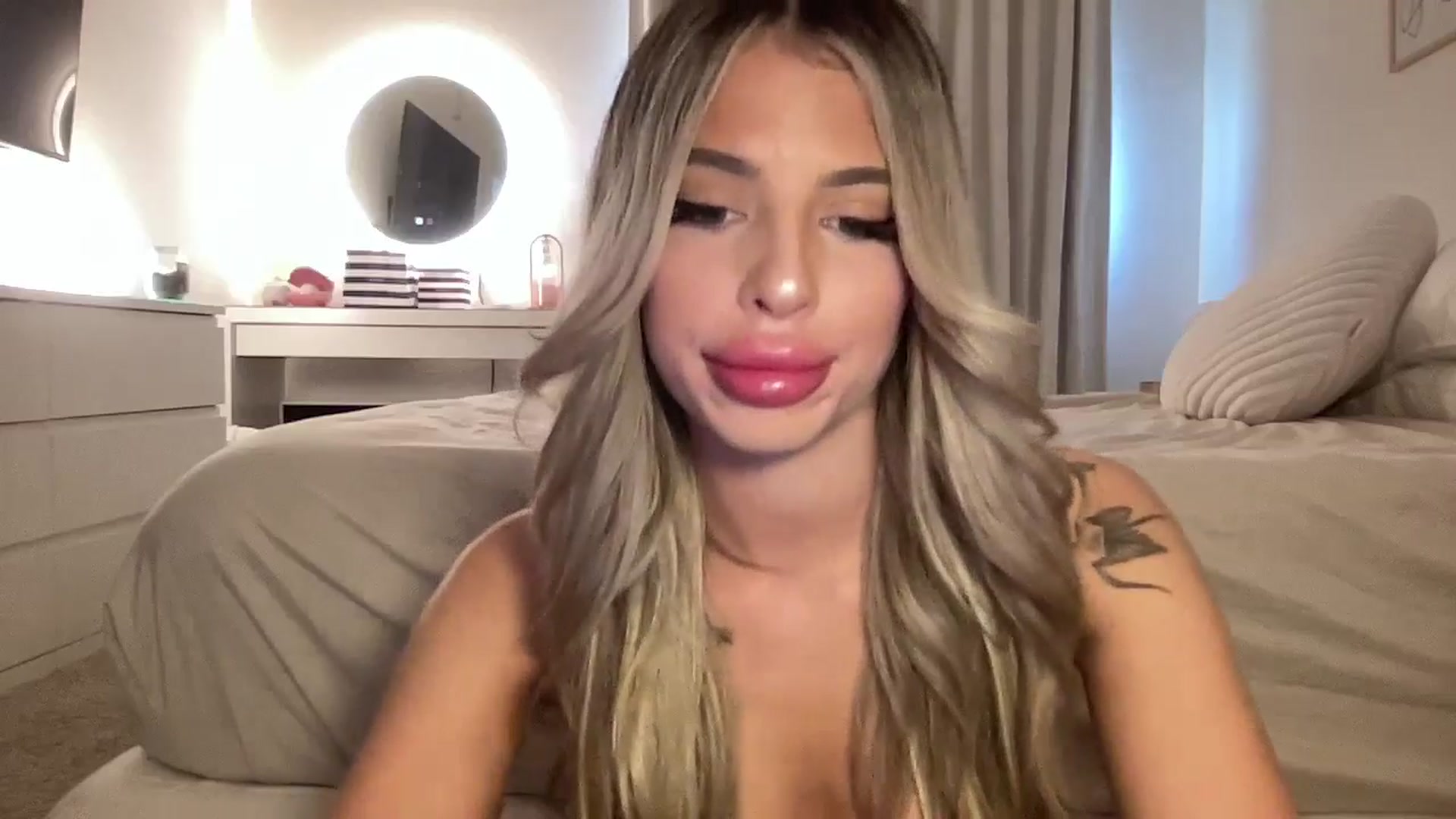 Gallery image thumbnail from aryaaxo's myfreecams stream on, 04/15/2026, 19:53 image 5 of 20