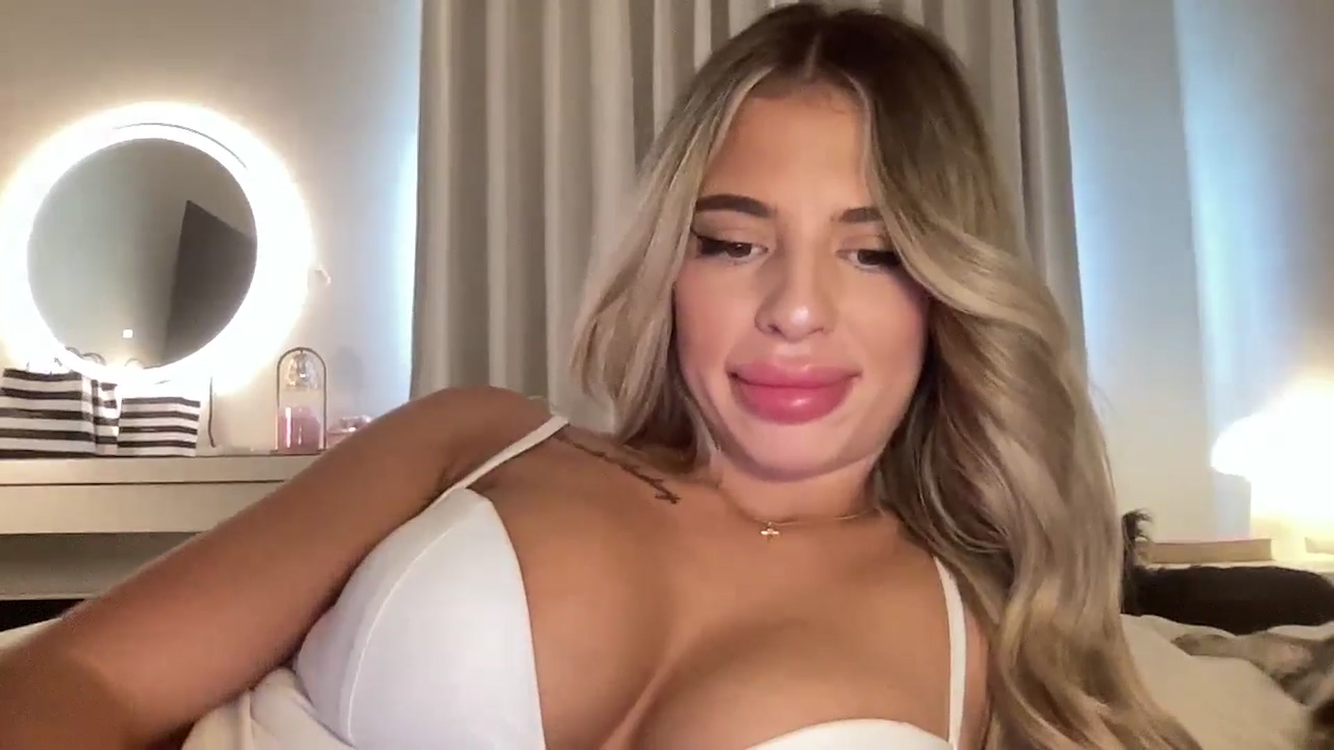Gallery image thumbnail from aryaaxo's myfreecams stream on, 04/20/2026, 21:21 image 3 of 20