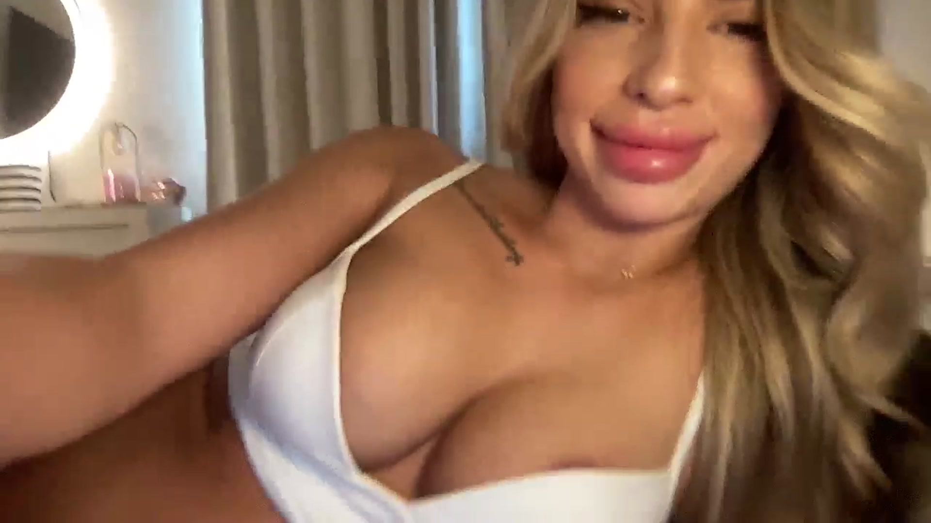 Gallery image thumbnail from aryaaxo's myfreecams stream on, 04/20/2026, 21:21 image 18 of 20