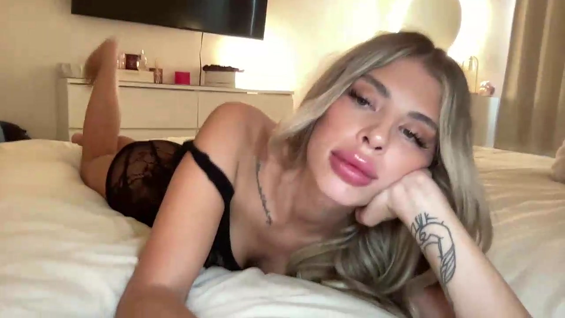 Gallery image thumbnail from aryaaxo's myfreecams stream on, 05/19/2026, 21:05 image 20 of 20