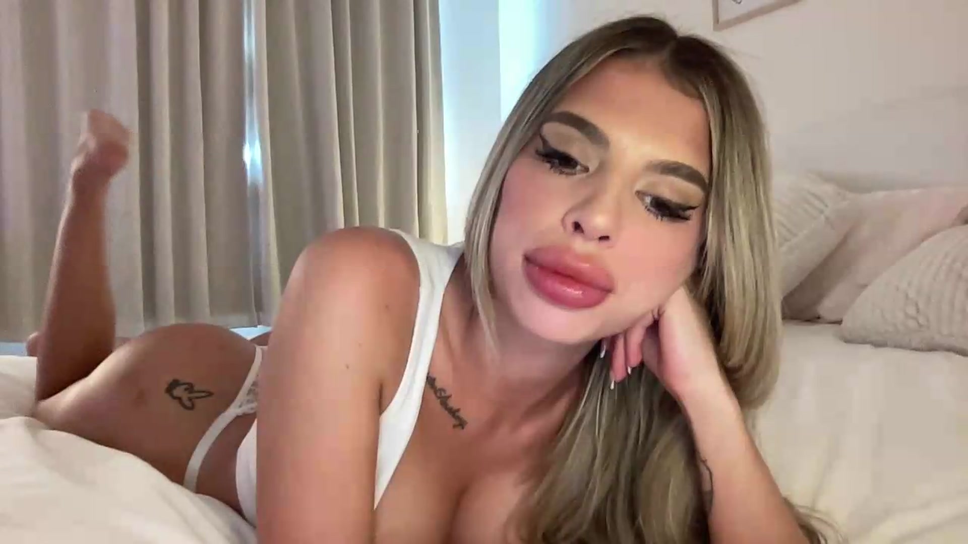 Gallery image thumbnail from aryaaxo's myfreecams stream on, 06/01/2026, 21:20 image 2 of 20