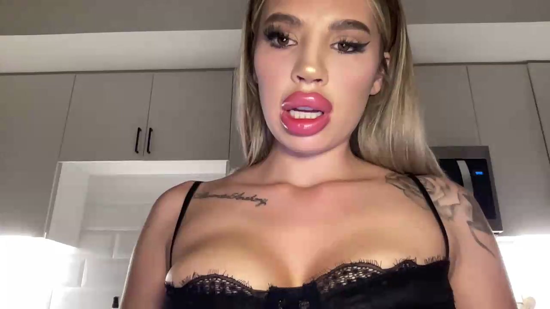 Gallery image thumbnail from aryaaxo's myfreecams stream on, 07/05/2026, 04:48 image 11 of 20