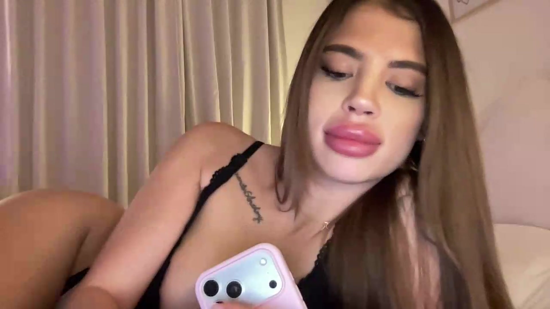 Gallery image thumbnail from aryaaxo's myfreecams stream on, 08/05/2026, 04:28 image 11 of 20
