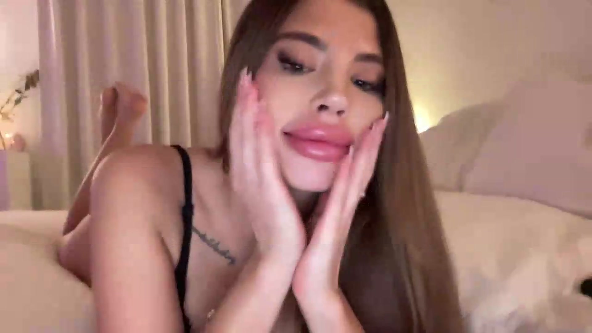Gallery image thumbnail from aryaaxo's myfreecams stream on, 08/05/2026, 04:28 image 12 of 20