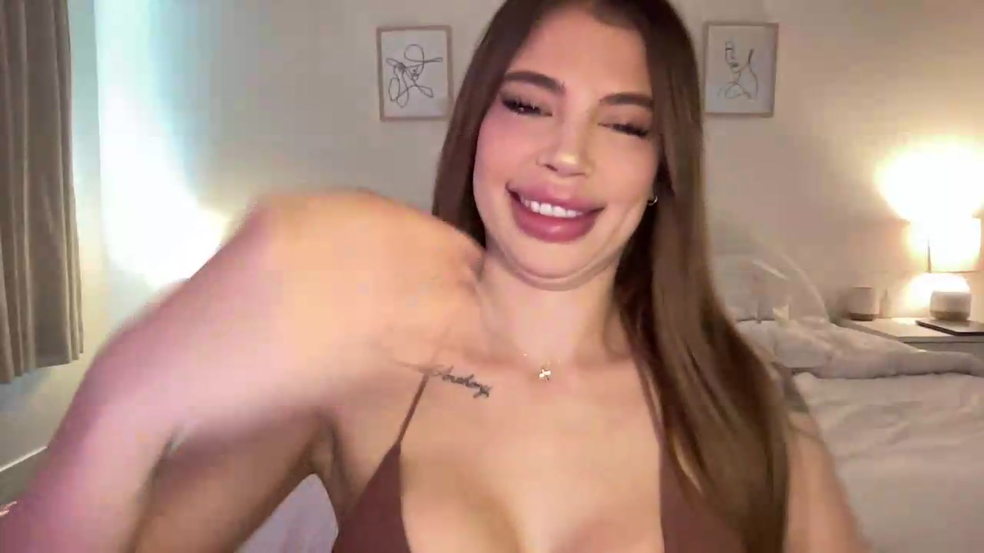 Gallery image thumbnail from aryaaxo's myfreecams stream on, 08/05/2026, 21:17 image 10 of 20
