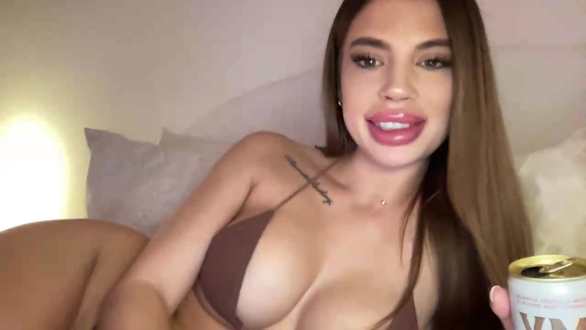 Gallery image thumbnail from aryaaxo's myfreecams stream on, 08/06/2026, 04:43 image 11 of 20