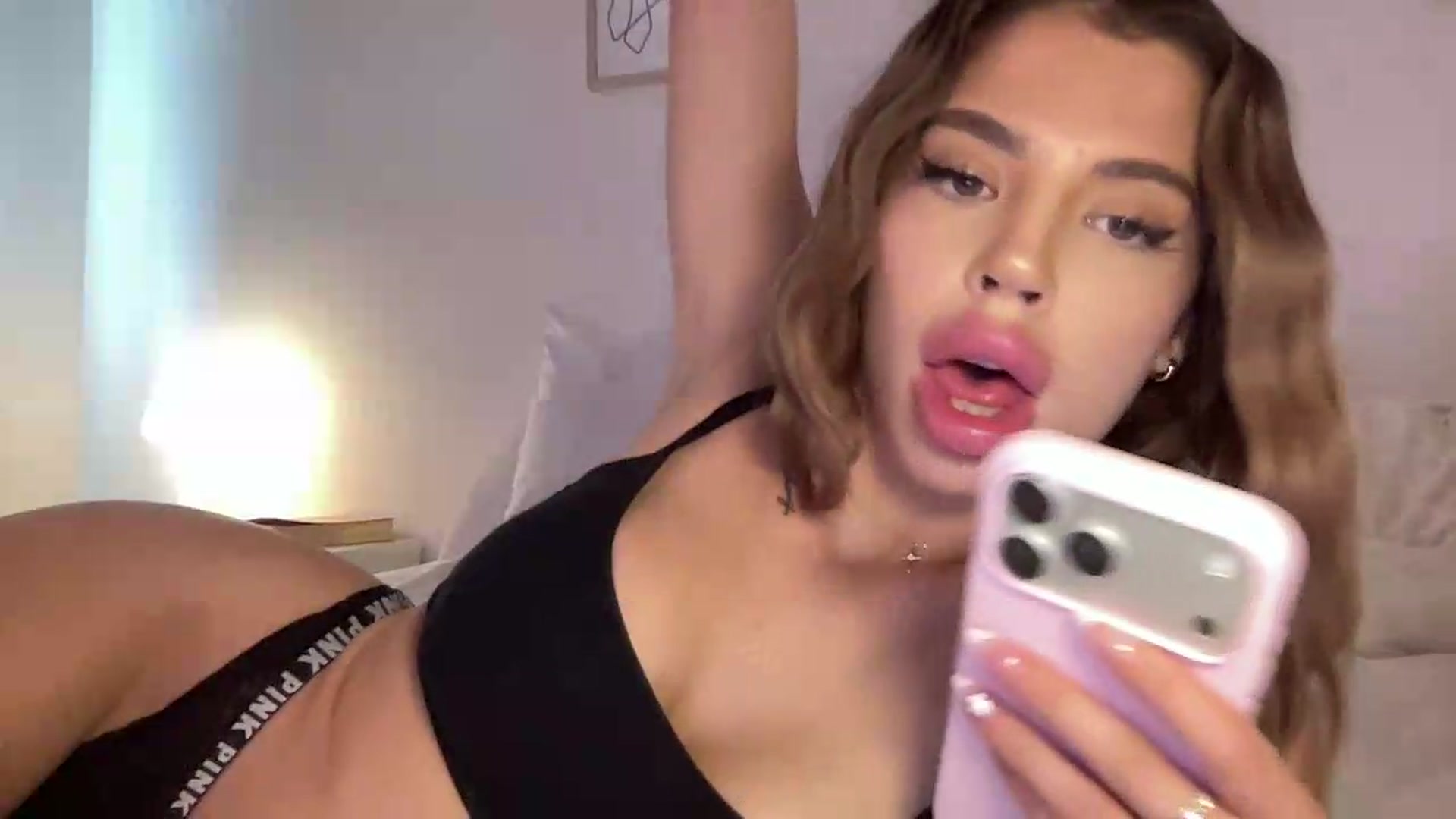 Gallery image thumbnail from aryaaxo's myfreecams stream on, 08/10/2026, 20:56 image 18 of 20