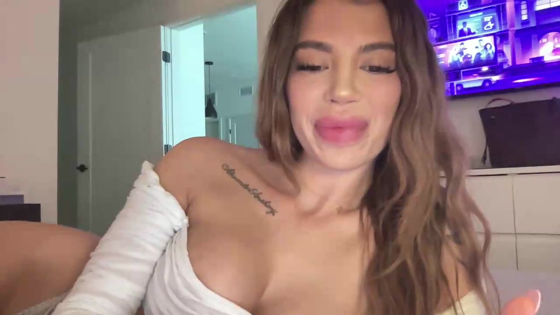 Gallery image thumbnail from aryaaxo's myfreecams stream on, 08/12/2026, 19:38 image 4 of 20