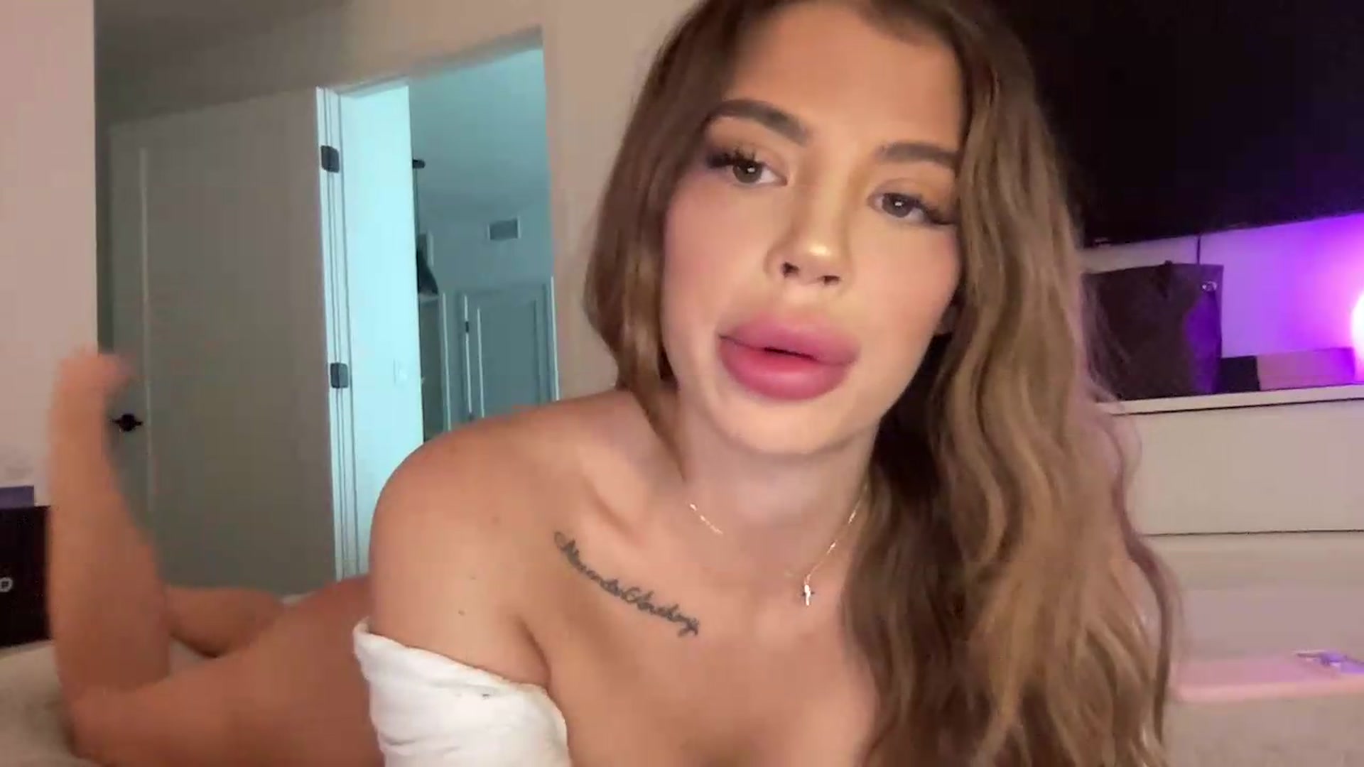 Gallery image thumbnail from aryaaxo's myfreecams stream on, 08/12/2026, 19:38 image 9 of 20