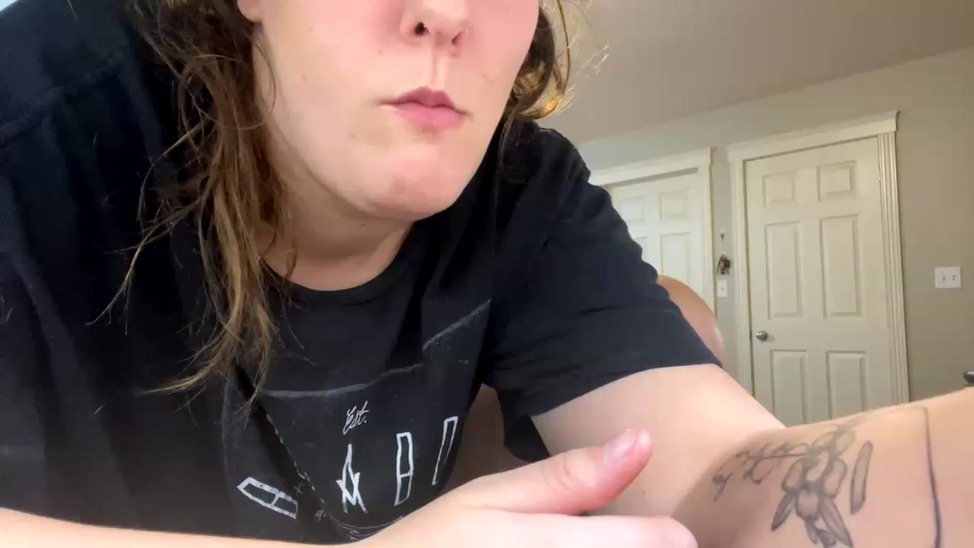 Gallery image thumbnail from ashhmiller7's myfreecams stream on, 11/17/2022, 02:39 image 4 of 20