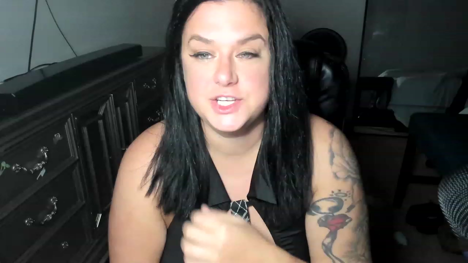 Gallery image thumbnail from ashley_lovesU's myfreecams stream on, 06/04/2023, 05:02 image 12 of 20