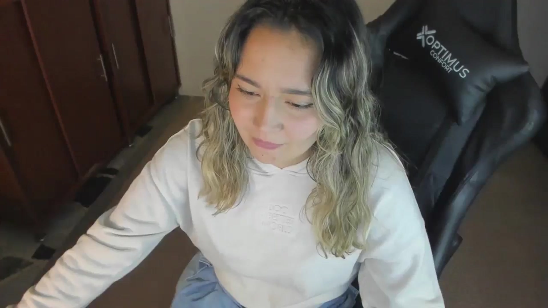 Gallery image thumbnail from ashley_smith1's myfreecams stream on, 11/20/2024, 24:01 image 6 of 20