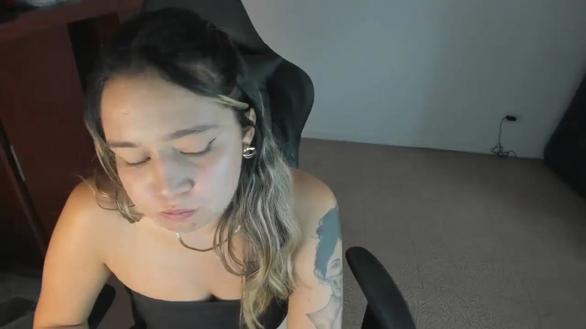 Gallery image thumbnail from ashley_smith1's myfreecams stream on, 12/06/2024, 19:41 image 16 of 20