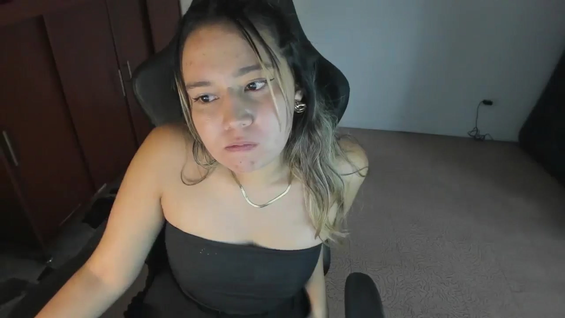 Gallery image thumbnail from ashley_smith1's myfreecams stream on, 12/06/2024, 21:53 image 3 of 20