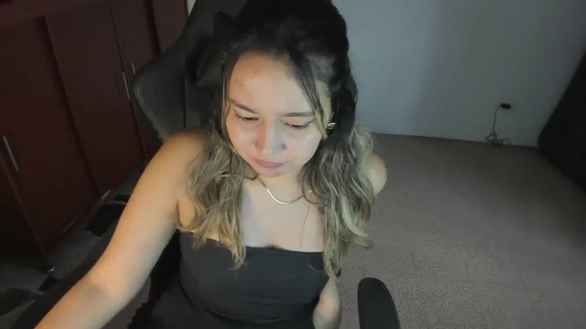 Gallery image thumbnail from ashley_smith1's myfreecams stream on, 12/06/2024, 21:53 image 7 of 20