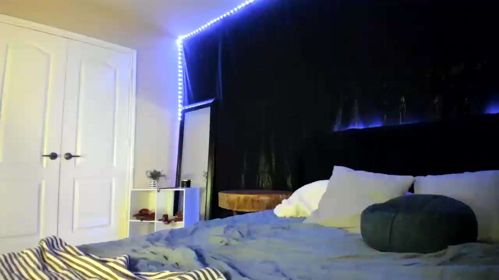 Gallery image thumbnail from astrolee's myfreecams stream on, 04/06/2026, 01:57 image 5 of 20