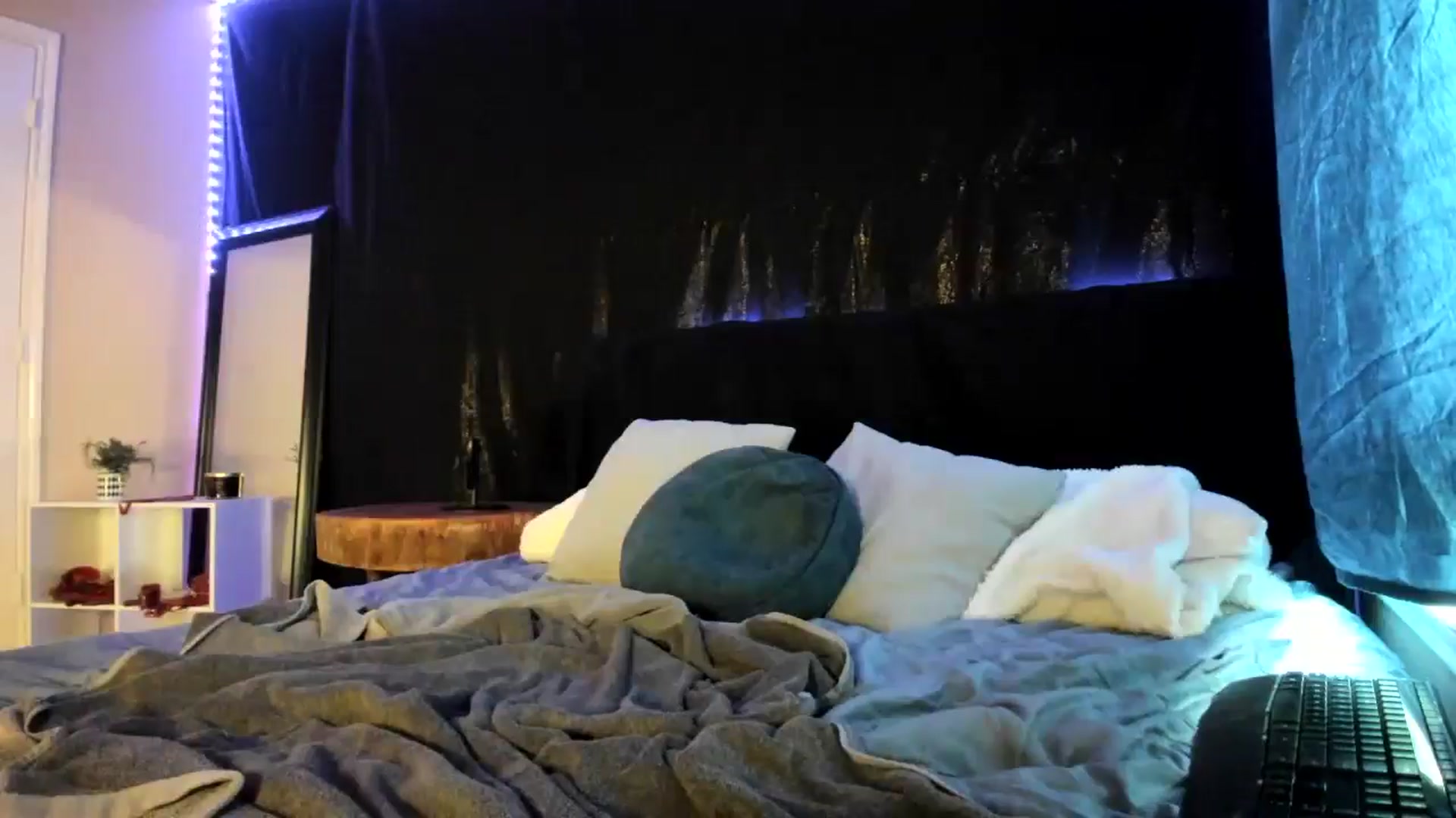 Gallery image thumbnail from astrolee's myfreecams stream on, 04/09/2026, 20:45 image 15 of 20