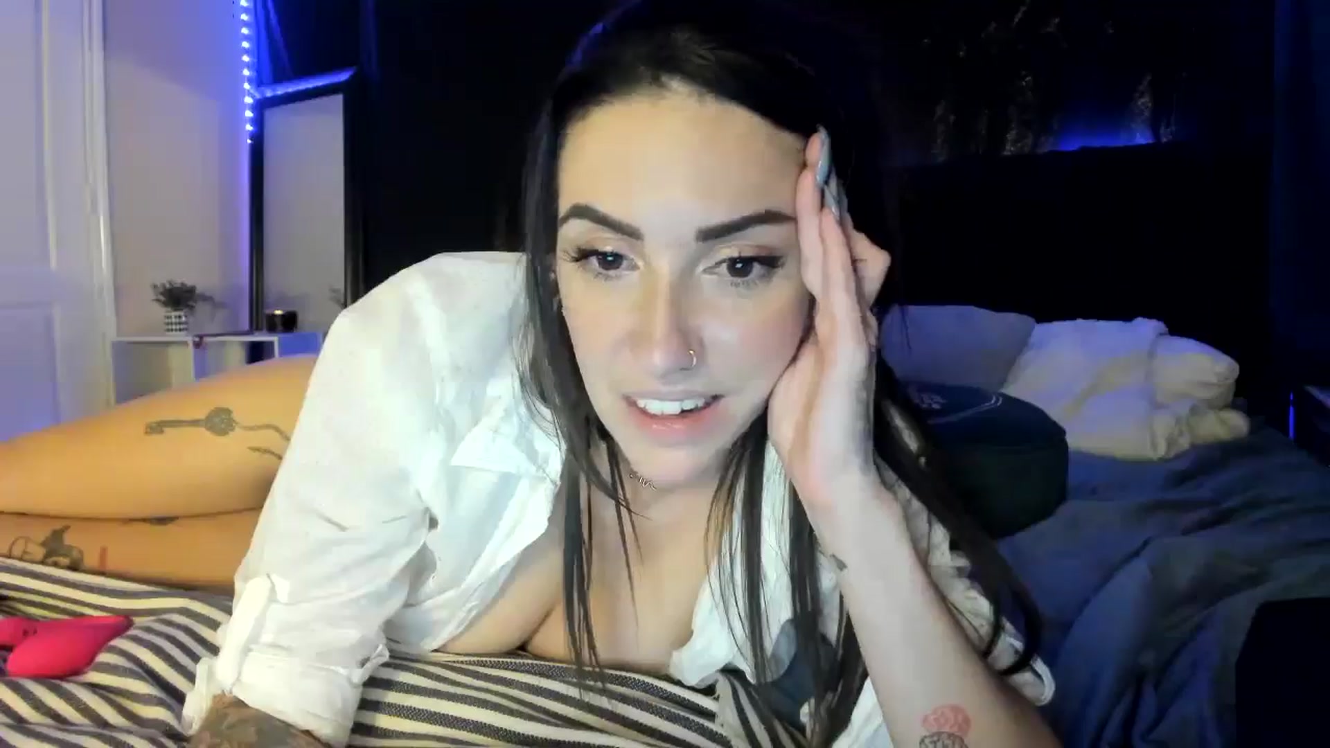 Gallery image thumbnail from astrolee's myfreecams stream on, 04/20/2026, 02:16 image 15 of 20