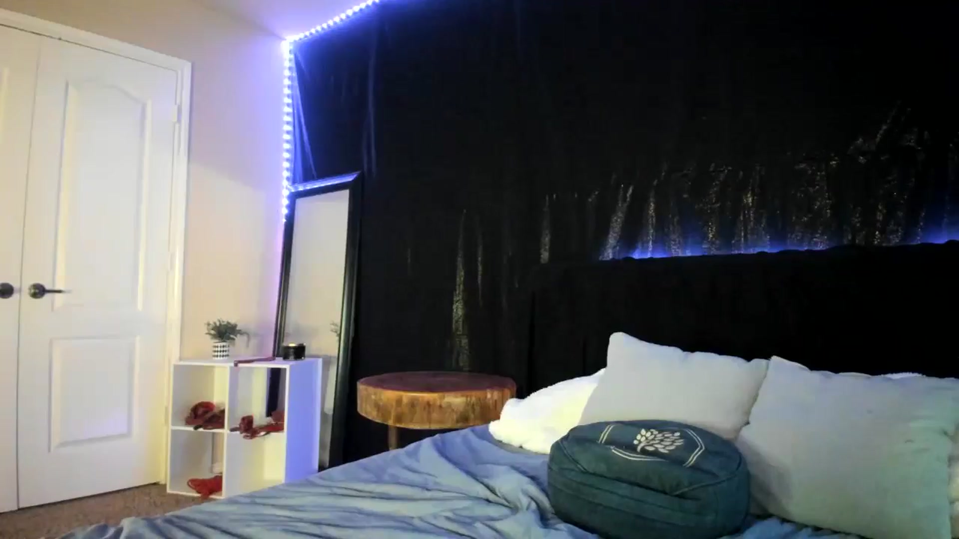 Gallery image thumbnail from astrolee's myfreecams stream on, 04/21/2026, 18:45 image 15 of 20