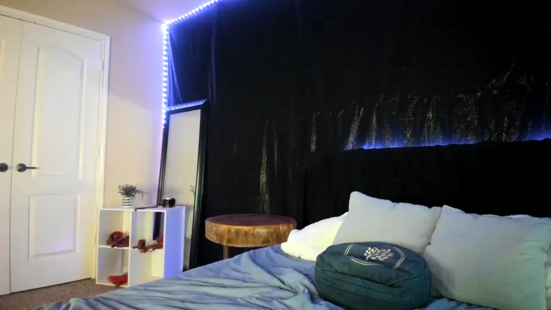 Gallery image thumbnail from astrolee's myfreecams stream on, 04/21/2026, 18:45 image 16 of 20