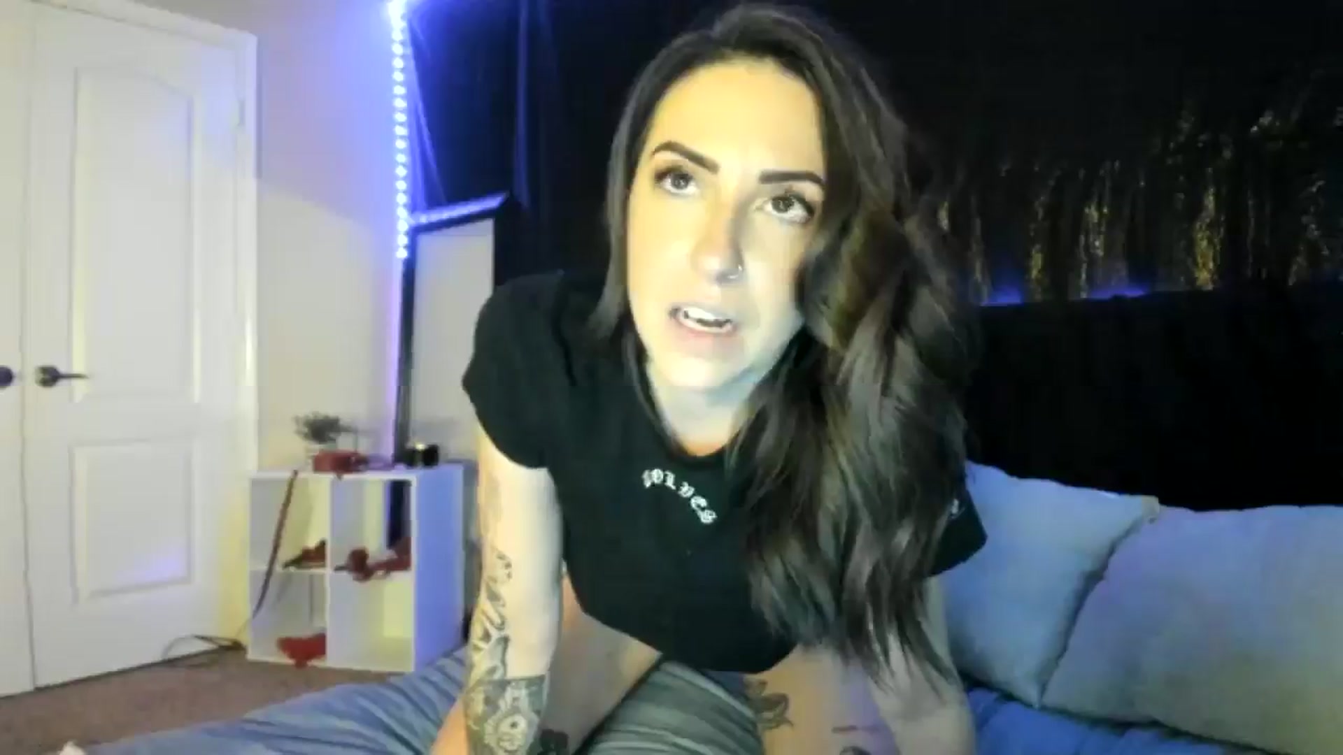 Gallery image thumbnail from astrolee's myfreecams stream on, 04/22/2026, 19:24 image 6 of 20