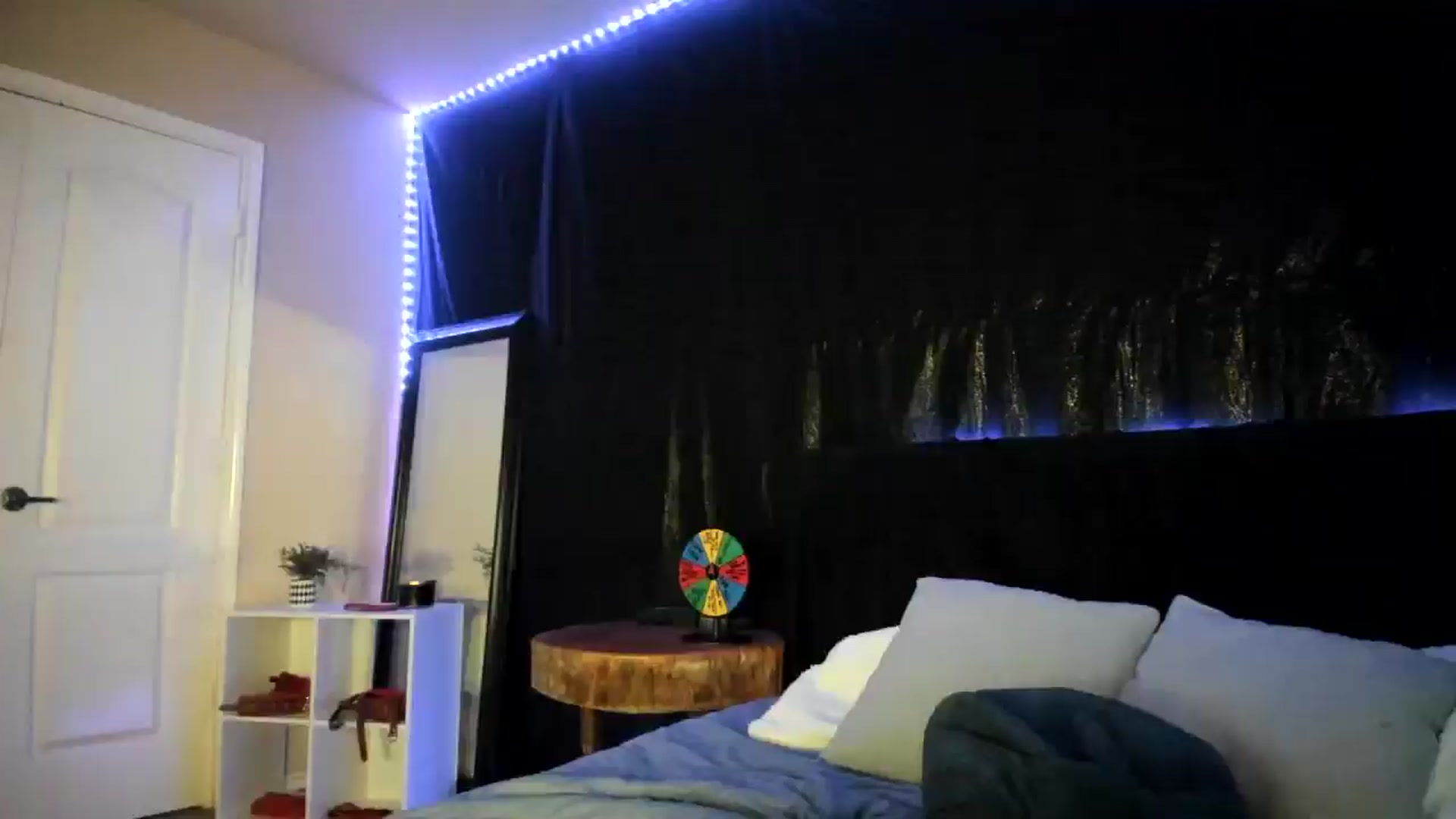 Gallery image thumbnail from astrolee's myfreecams stream on, 04/27/2026, 24:04 image 8 of 20