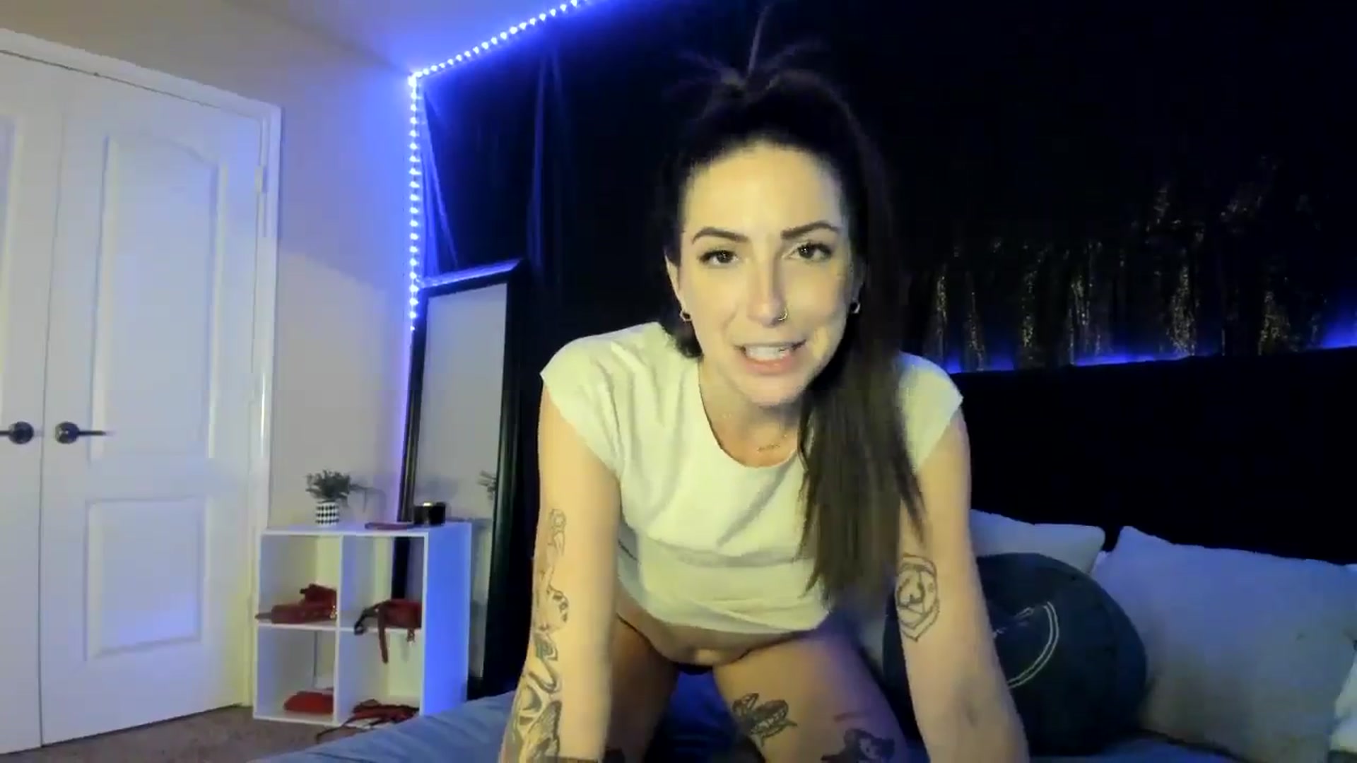 Gallery image thumbnail from astrolee's myfreecams stream on, 04/27/2026, 24:04 image 11 of 20