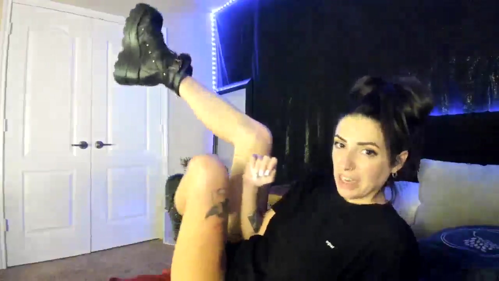 Gallery image thumbnail from astrolee's myfreecams stream on, 05/01/2026, 02:25 image 12 of 20