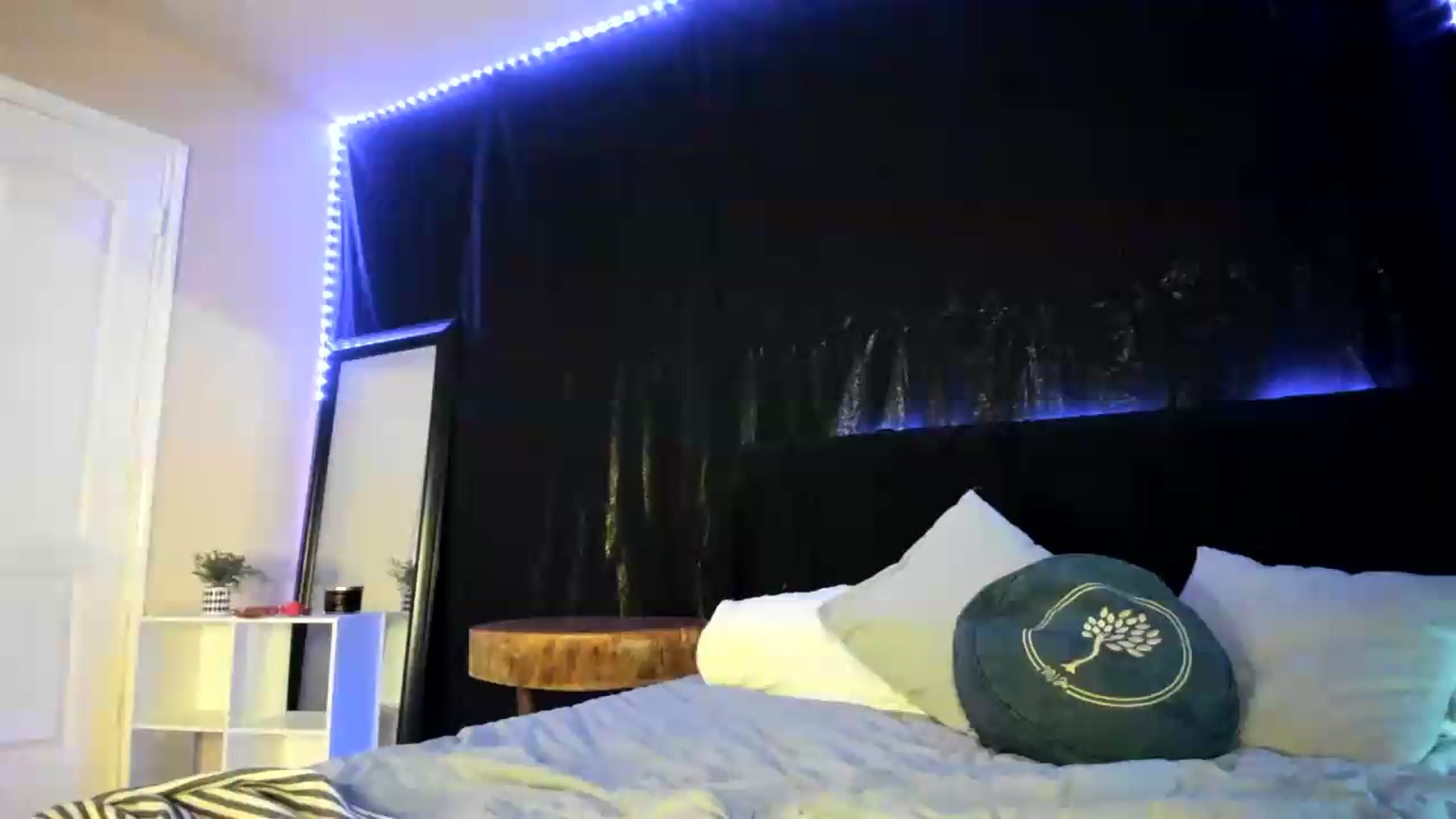 Gallery image thumbnail from astrolee's myfreecams stream on, 05/18/2026, 20:18 image 1 of 20