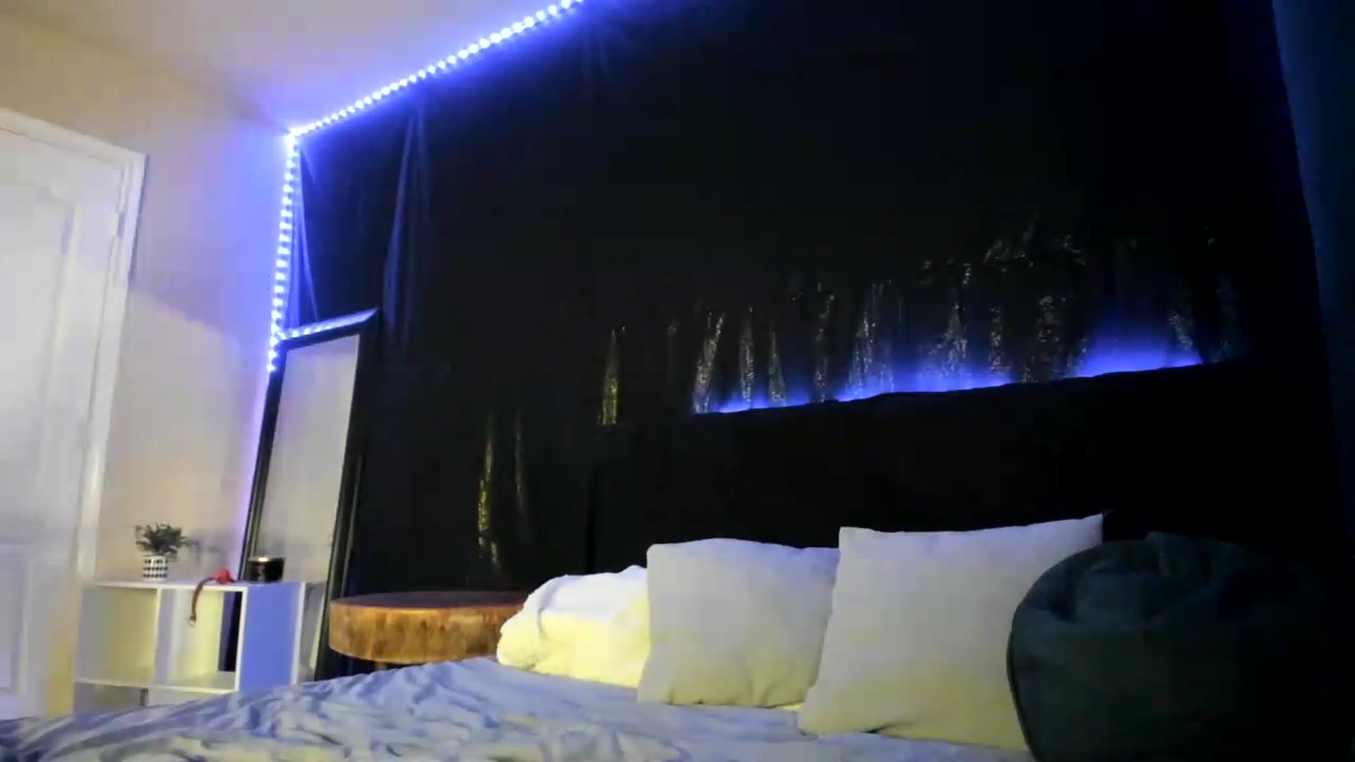 Gallery image thumbnail from astrolee's myfreecams stream on, 05/25/2026, 04:40 image 16 of 20