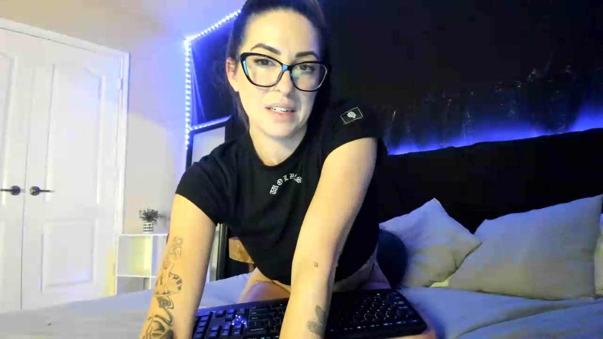 Gallery image thumbnail from astrolee's myfreecams stream on, 05/27/2026, 01:36 image 16 of 20