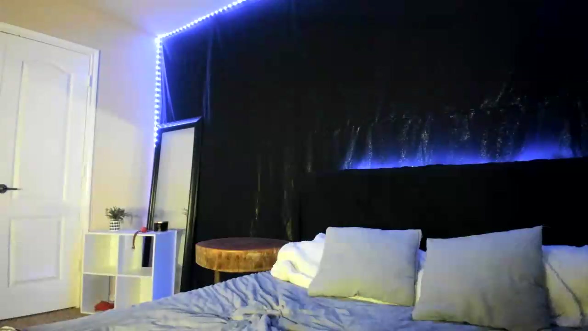 Gallery image thumbnail from astrolee's myfreecams stream on, 06/03/2026, 01:19 image 9 of 20