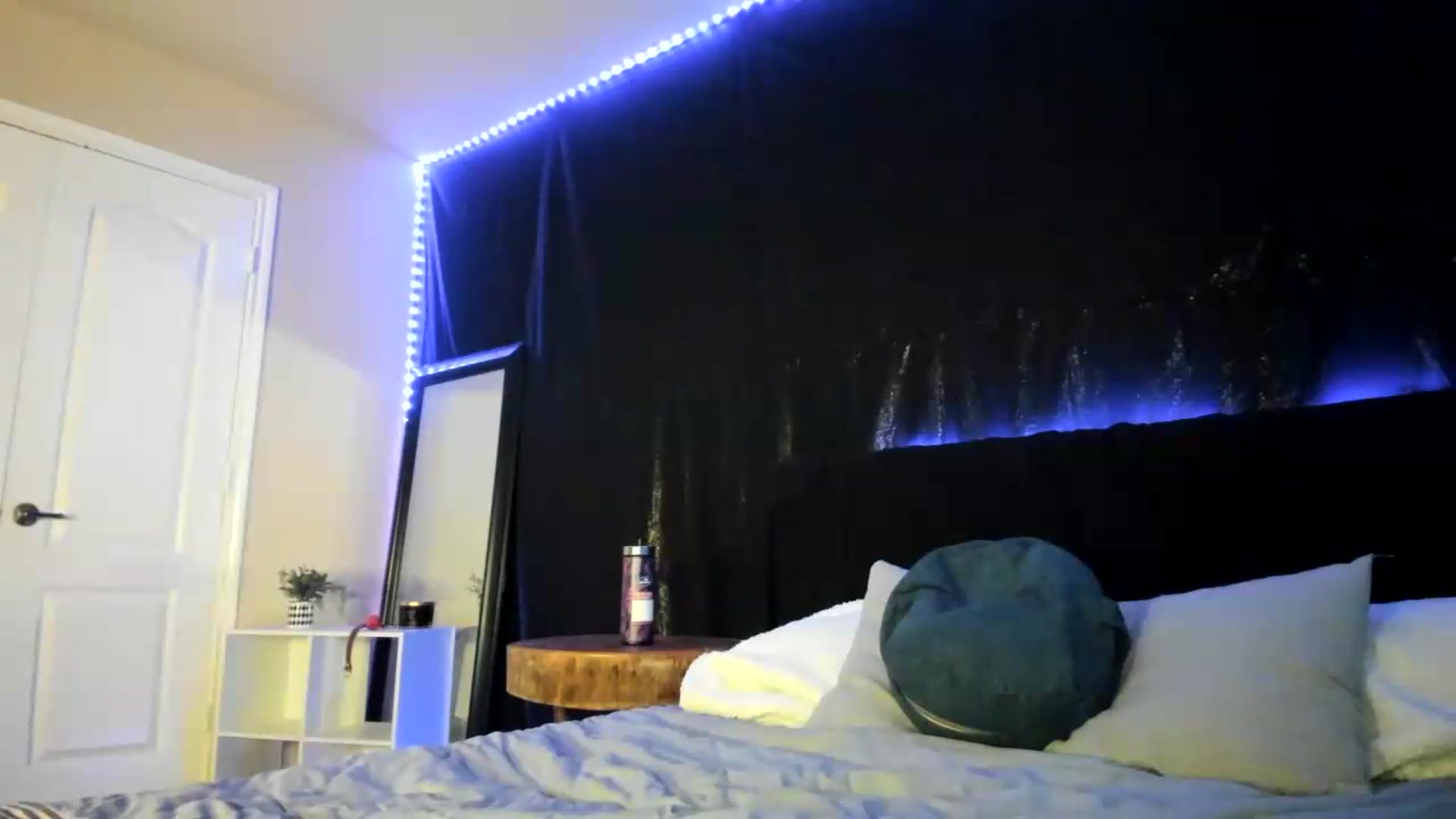 Gallery image thumbnail from astrolee's myfreecams stream on, 06/05/2026, 20:32 image 15 of 20