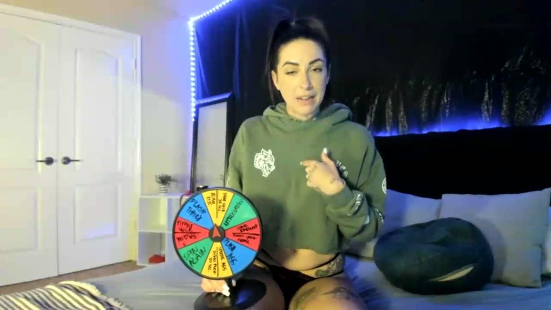 Gallery image thumbnail from astrolee's myfreecams stream on, 06/05/2026, 20:32 image 2 of 20