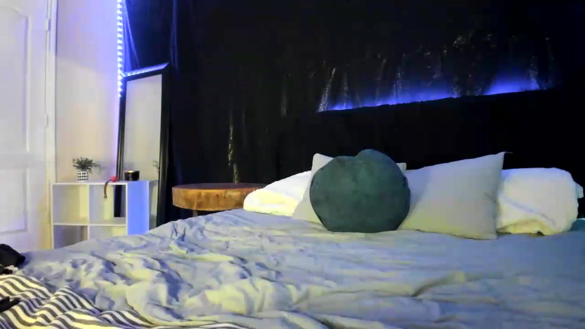 Gallery image thumbnail from astrolee's myfreecams stream on, 06/05/2026, 20:32 image 18 of 20
