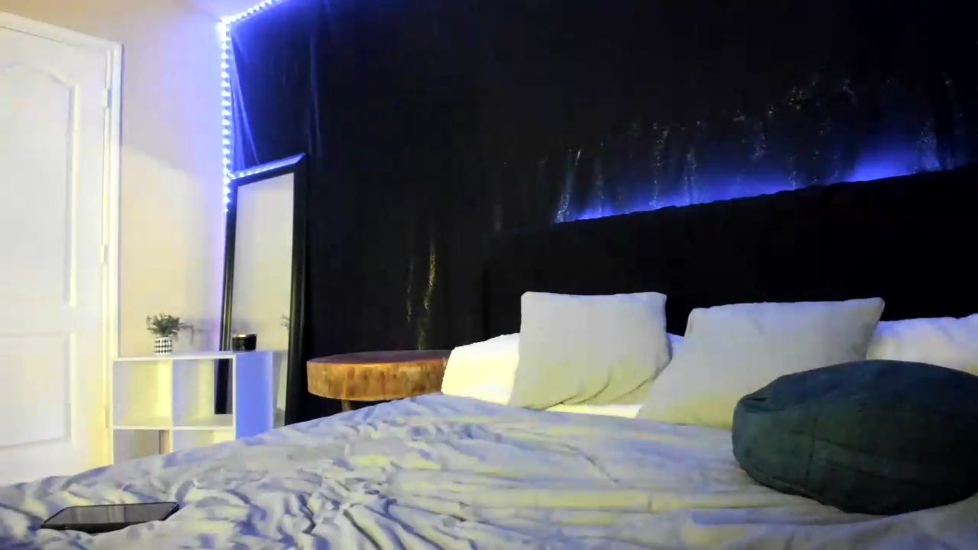 Gallery image thumbnail from astrolee's myfreecams stream on, 06/15/2026, 04:13 image 10 of 20
