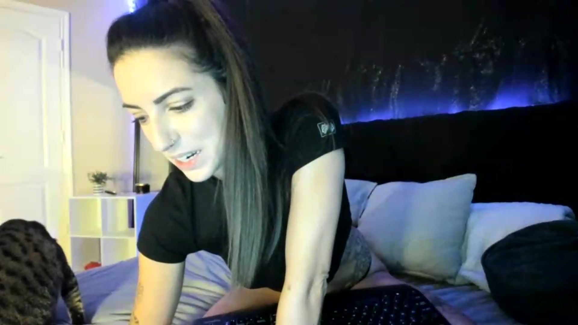 Gallery image thumbnail from astrolee's myfreecams stream on, 06/18/2026, 18:47 image 6 of 20